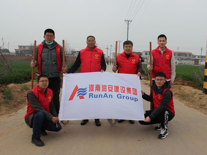 2022年，潤(rùn)安集團(tuán)深入寶蓮寺鎮(zhèn)二十里鋪村，助力人居環(huán)境整治。